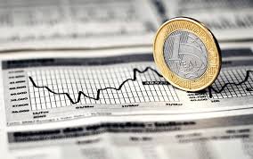 Economistas ajustam projeções de PIB e dólar, mas mantêm inflação e juros, diz Focus
