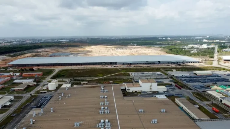Ministro discute investimentos da BYD em fábrica de baterias em Camaçari e cadeia do lítio no Brasil