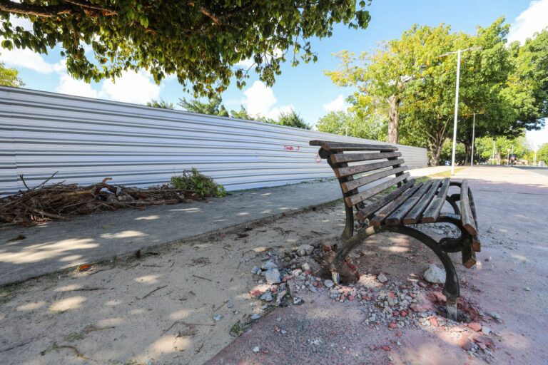 Parquinho da Praça dos 46 passa por revitalização e ganhará novos brinquedos