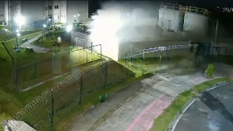 Estação de tratamento de esgoto desaba em condomínio de Lauro de Freitas