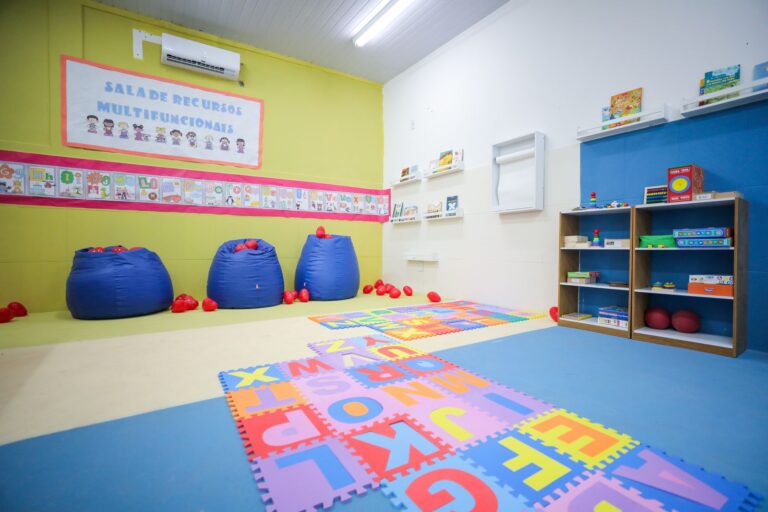 Nove escolas municipais ganham sala com recursos multifuncionais